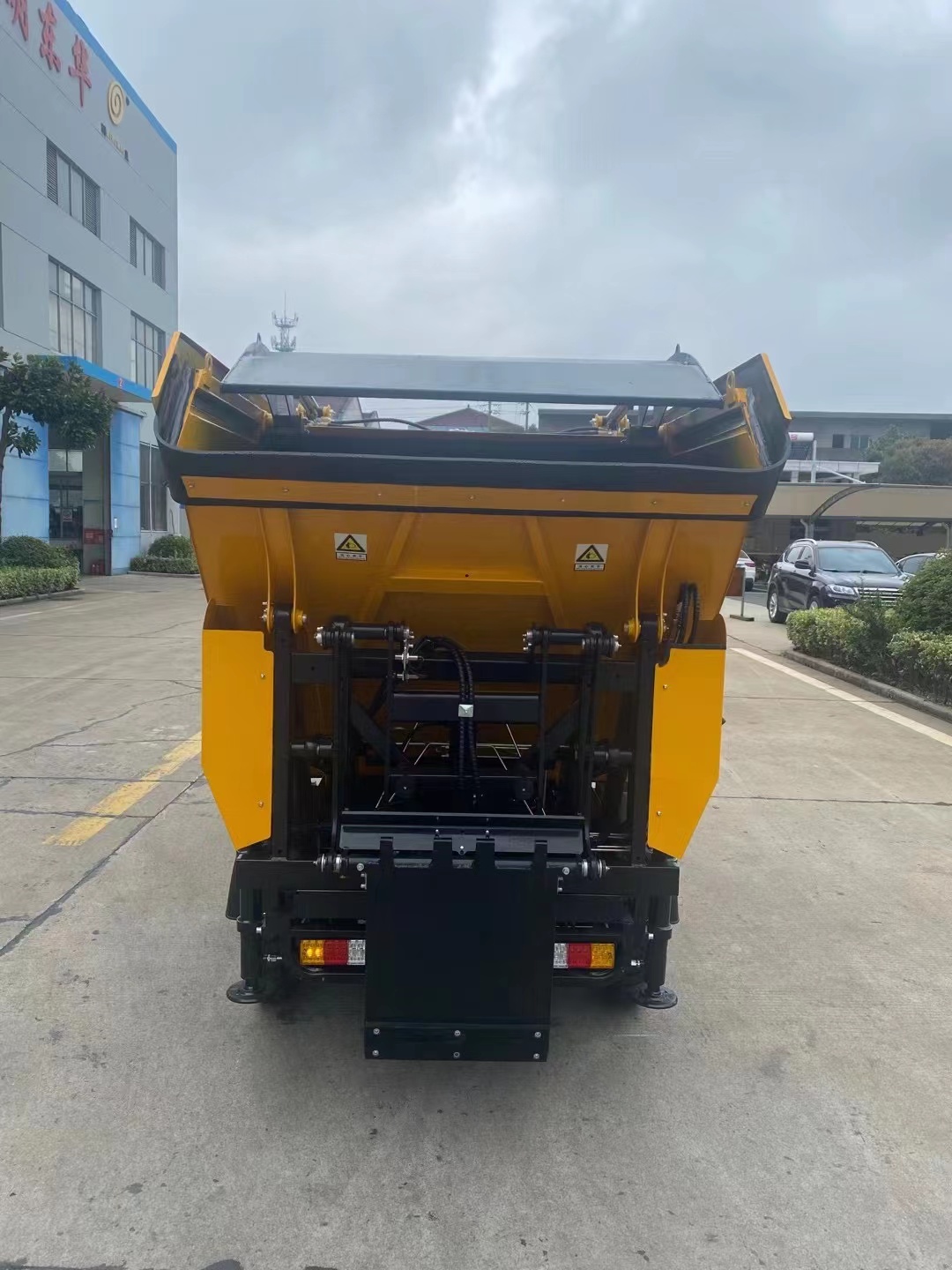 電動三輪后上桶清運車